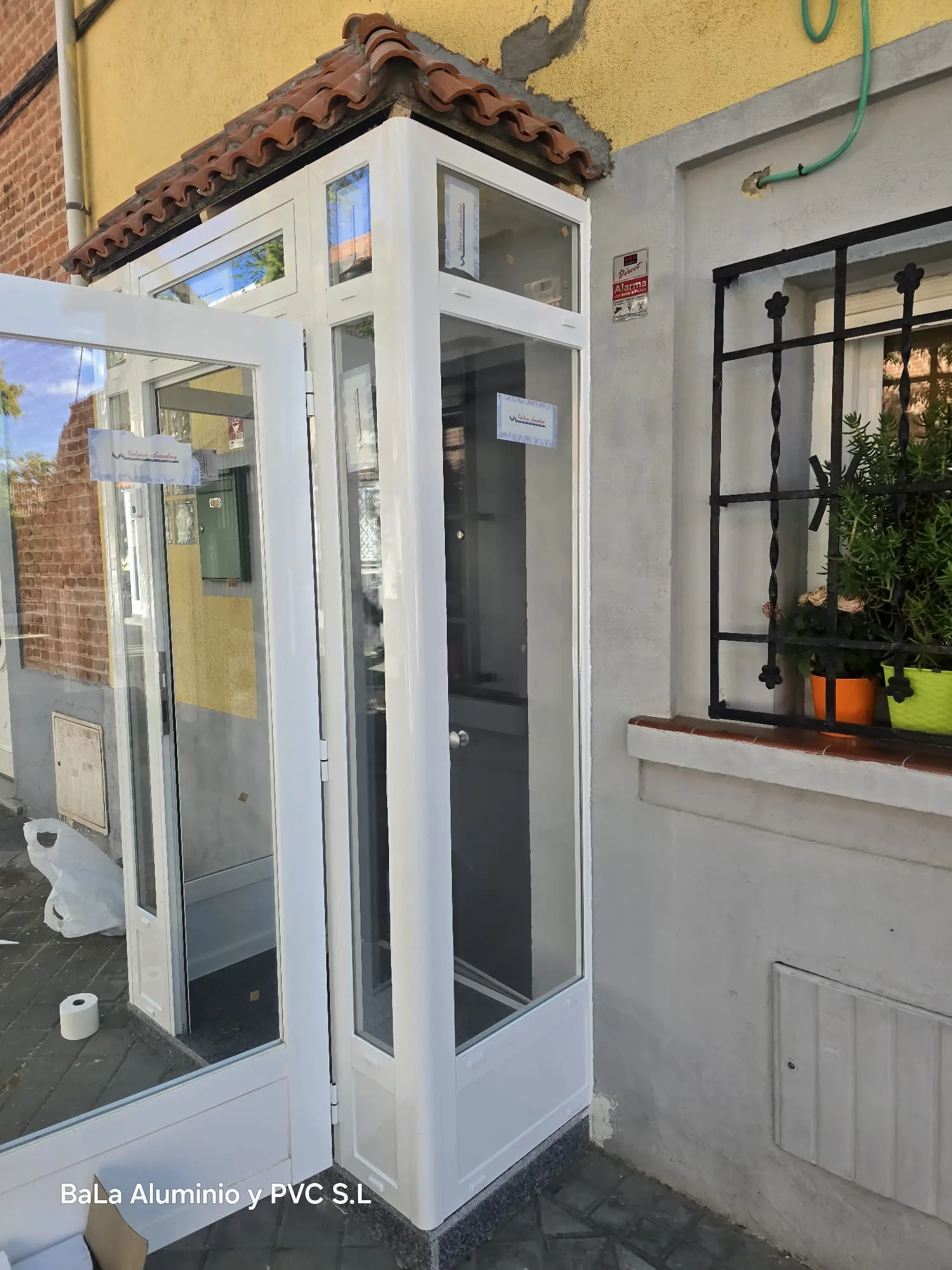 Proyecto de carpintería y cerramiento: CERRAMIENTO EN ALUMINIO - BaLa Parla